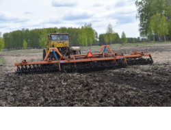 В Новосибирской области стартовали весенние полевые работы: первые трактора вышли в поле