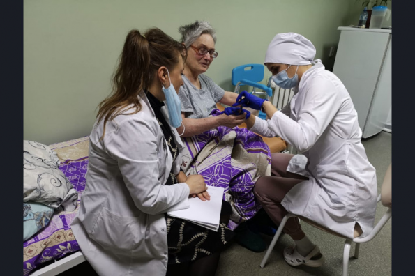 Новый пилотный проект запущен в Новосибирской области: студенты-медики помогают маломобильным пожилым людям